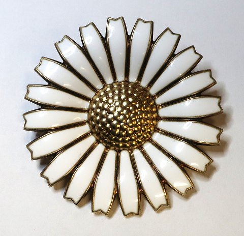Georg Jensen. Daisy brooch sterling silver with white enamel (925). Diameter 4,2 
cm.
