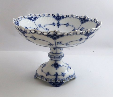 Royal Copenhagen. Blue fluted, full lace. Cake bowl on foot. Model 1020. Height 14.5 cm. Diameter 20.5 cm. Produced before 1923. (1 quality)