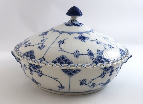 Royal Copenhagen. Blue fluted, full lace. Covered dish, rund. Modell 1128. Durchmesser 20 cm (1 quality)