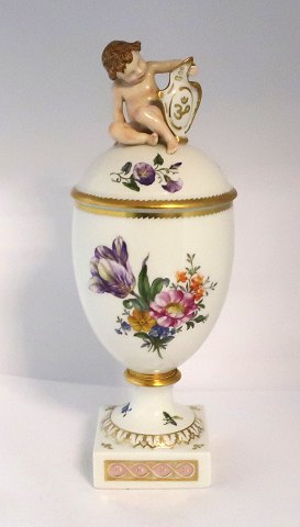 Royal Copenhagen. Saxon flower. Cup with lid with putti on the lid. Model 1754. Height 30 cm (1 quality)
