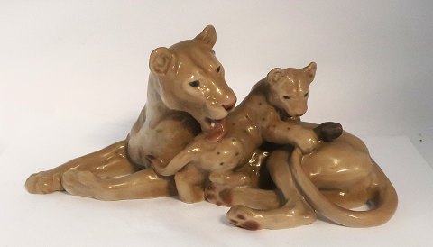 Bing & Grondahl. Lion with lion cub. Model 2268. Length 30 cm. (1 quality)