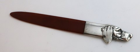 Letter knife with dog head motif in silver. (830). Length 20.2 cm