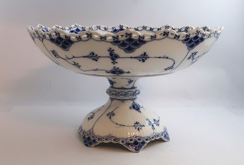 Royal Copenhagen. Blue fluted, full lace. Large fruit bowl on foot. Model 1022. Height 17.5 cm. Diameter 28 cm. (1 quality). Produced before 1923.