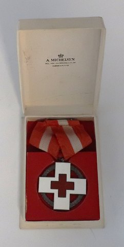 Danish Red Cross medal 1939-1945. In original box. Diameter 4 cm.