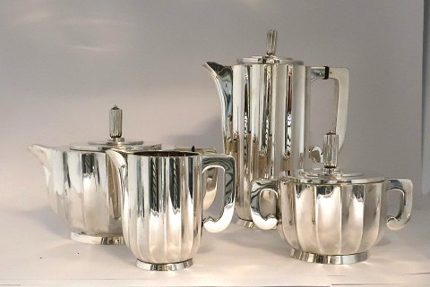 Rolf Fritof Bratland, Copenhagen. Silver service (925). Consisting of teapot, coffee pot, creamer and sugar bowl. Height of the coffee pot is 23 cm. Very nice set.