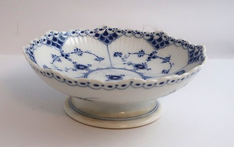 Royal Copenhagen. Blue Fluted Half Lace. Cake dish on small foot. Model 511. Diameter 17.5 cm. (1 quality)
