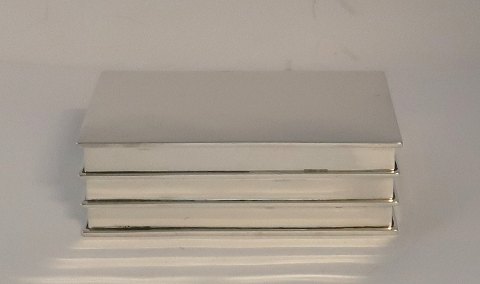 Michelsen. Kay Fisker. Sterling silver box with wood inlay. Length 14.3 cm. Width 9 cm. Height 5 cm. Produced in 1937.