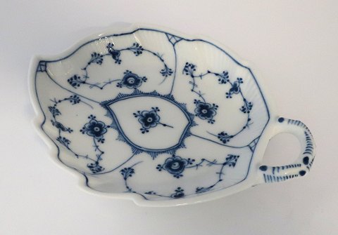 Royal Copenhagen. Mussel painted, fluted. Pickle dish in the shape of a leaf. Model 143. Length 18.5 cm. (1 grade). Produced before 1923