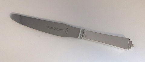 Georg Jensen. Pyramid. Sterling silver (925). Dinner knife with short handle. Length 22.5 cm. Produced 1933–1945.