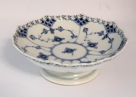 Royal Copenhagen. Blue fluted, full lace. Small round bowl on foot. Model 1023. Height 6 cm. Diameter 17,5 cm. (2 quality)