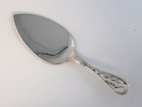 Georg Jensen. Sterling silver cake server (925). Decorative cutlery no. 42. Length 20 cm. Produced 1933–1945.