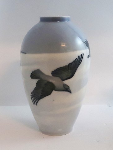 Royal Copenhagen. Vase with crows. Model 1412 - 47D. Heigth 22.5 cm (1 quality). Produced before 1923.