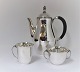 Georg Jensen. Sterling (925). Sølv kaffeservice, bestående af kaffekande 456A, 
flødekande 456B & sukkerskål 456B. Design Harald Nielsen. Produceret 1945- 1977.