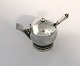 Georg Jensen. Pyramide. Sterling (925). Sennepskrukke med indvendig grøn emalje 
samt ske. Model 632. Højde 6 cm. Produceret 1933 - 1945.