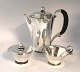 Georg Jensen. Pyramide. Kaffeekanne aus Sterlingsilber (925). Modell 600A. 
Bestehend aus Kaffeekanne, Milchkännchen und Zuckerdose. Design Harald Nielsen.