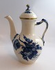 Königliches Kopenhagen. Blaue Blume, mit Gold. Kaffeekanne. Modell 1517. Höhe 
23,5 cm. (1 Wahl)