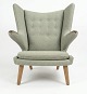 Wegner teddy bear chair with teak nails and oak legs. Needs reupholstering, we offer reupholstering for 13,000 kr in Hallingdal wool of your choice (takes about 2 weeks).Delivery:Jutland/Funen(monthly) 500 krSjælland(weekly) 300 kr